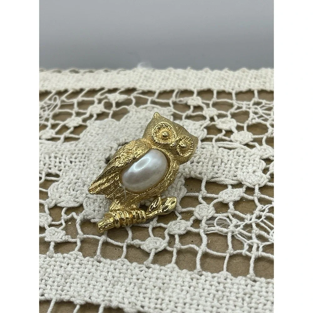 Owl with Faux Pearl Belly Vintage Gold Tone Avon Brooch Pin, Friendly Critters